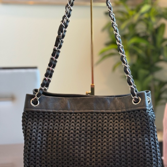 Chanel  Elegant Black Woven Women's Bag - Picture 4 of 7
